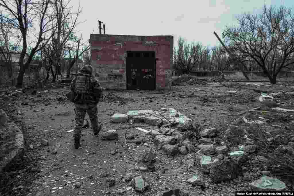 Украинский военный передвигается по разбитым улицам Авдеевки