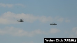 Российские ударные вертолеты Ка-52 в небе над Крымом, архивное фото