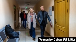 Igor și Galina Dodon, în holul Judecătoriei Buiucani, înainte de prima ședință de judecată în dosarul certificatului medical, 12 aprilie 2023.