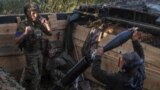 Украинские военнослужащие стреляют из миномёта по российским войскам на их позициях недалеко от линии фронта. Запорожская область, Украина, 4 сентября 2023 года