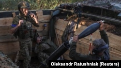 Ukrajinski vojnici pucaju iz minobacača prema ruskim linijama u blizini ratišta u regiji Zaporožje, 4. septembar 2023.