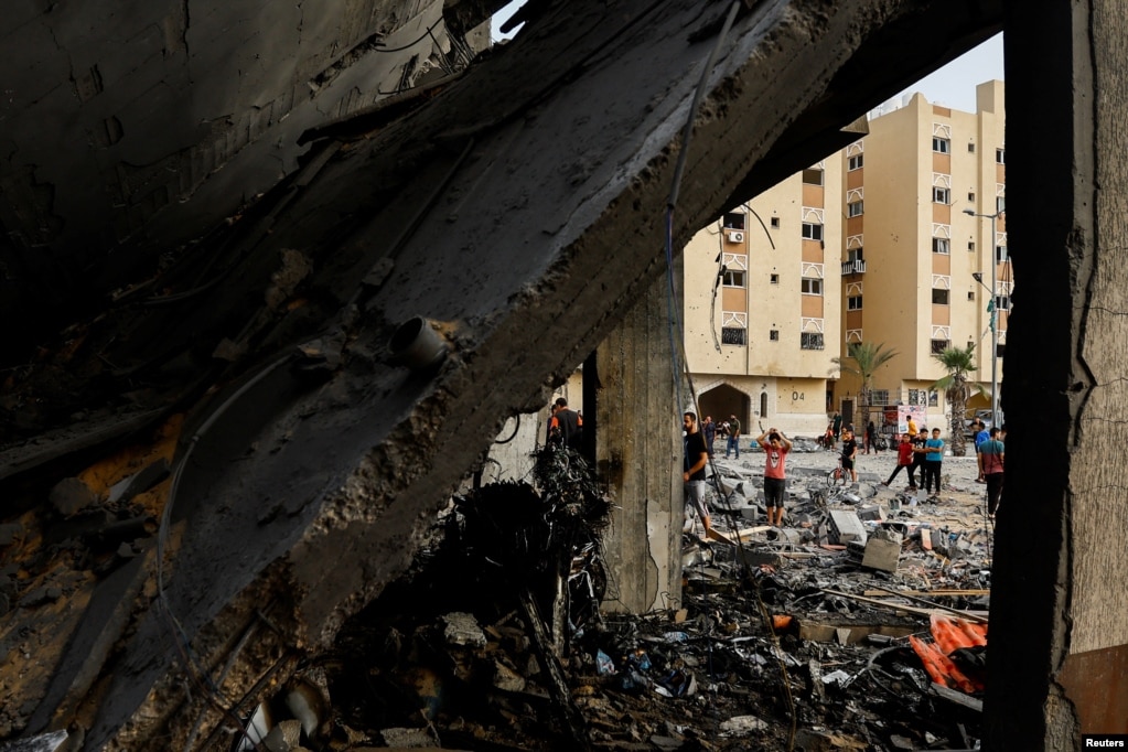 Një ndërtesë banimi e shkatërruar nga sulmet izraelite në Han Junis, Rripi i Gazës, 23 tetor 2023.