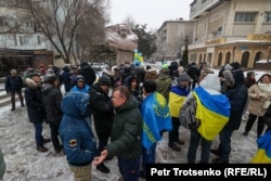 Люди у памятника Тарасу Шевченко в знак поддержки Украины в день второй годовщины начала войны. Алматы, 24 февраля 2024 года