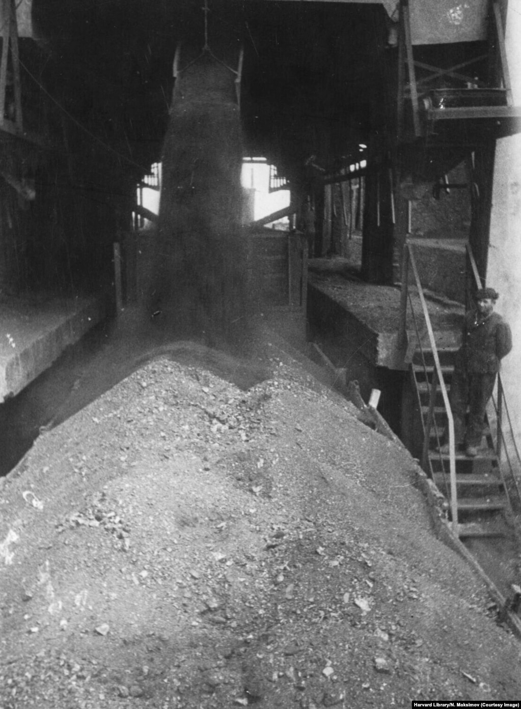 Qymyri duke u ngarkuar në një vagon hekurudhor në një minierë të Donbasit që ishte restauruar kohët e fundit.