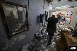 Povrijeđeni muškarac provjerava razmjere štete zgrade nakon izraelskog napada na Khan Younis, jug Pojasa Gaze, 29. oktobra