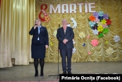 Deputata Irina Lozovan și primarul de Ocnița, Victor Artamaniuc, la o festivitate dedicată zilei de 8 martie, anul 2023.