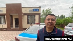 Жанболат Шайзада перед зданием полиции. Алматы, 10 мая 2024 года