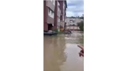 Жители Уссурийска паркуются на лодках в окна домов. Наводнение в Приморье.MP4