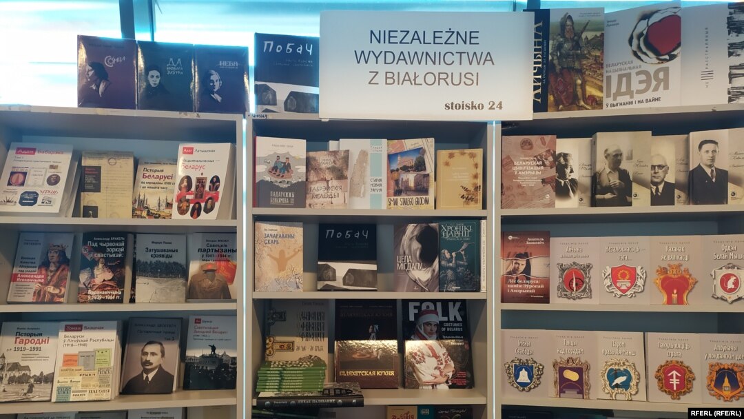 Ілюстрацыйнае фота. Беларускія кнігі на кніжным кірмашы ў Беластоку, красавік 2023 году
