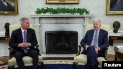 ԱՄՆ նախագահ Ջո Բայդենի և Ներկայացուցիչների պալատի խոսնակ Քևին ՄըքՔարթիի բանակցությունները Սպիտակ տանը, մայիս, 2023թ.