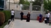 Studentler üçin pul çalyşygyny geçirmek üçin baran ene-atalar bankyň açylmagyna garaşyp durlar. Aşgabat (arhiw suraty) 