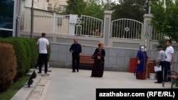 Aşqabadda insanlar bank qarşısında növbədə dayanırlar.