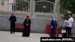 Döwlet edaralarynyň biriniň howlusynda duran ýaşaýjylar (Illýustrasiýa suraty)