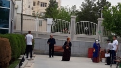 Diňle: Kartlaryň baglanmagy, karz almak kynçylyklary 'korrupsiýany güýçlendirýär'