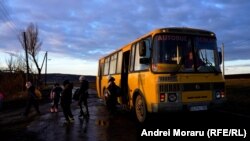 Copiii din satele Câmpul Drept și Beștemac, raionul Leova, merg la gimnaziul din Sărățica Nouă, după ce școlile din localitățile lor au fost închise.