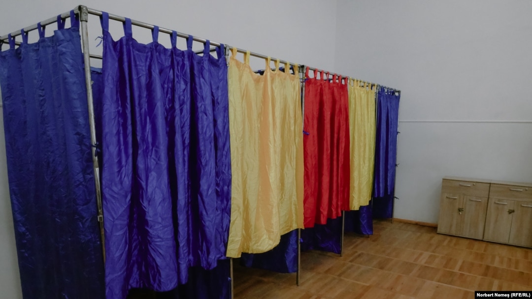 Cabine de vot la alegerile europarlamentare din iunie 2024. Fotografie de arhivă.