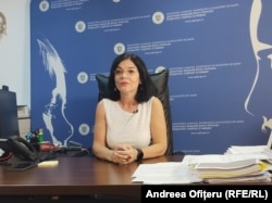 Elena Tudor, președinta ANPDCA, spune că nu există un venit stipulat de lege pe care părinții care vor să adopte ar trebui să îl aibă. Dar asistenții sociali fac o evaluare a stării de confort pe care o pot asigura viitorului copil.