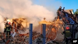Vatrogasci gase požar nakon ruskog raketnog napada na Kijevsku oblast, 8. maja 2024.