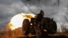 Украинские военнослужащие ведут огонь из гаубицы Д30 по линии фронта недалеко от города Бахмут, Украина. 23 апреля 2023