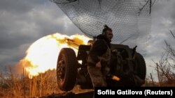 Украинские военнослужащие ведут огонь из гаубицы Д30 по линии фронта недалеко от города Бахмут, Украина. 23 апреля 2023