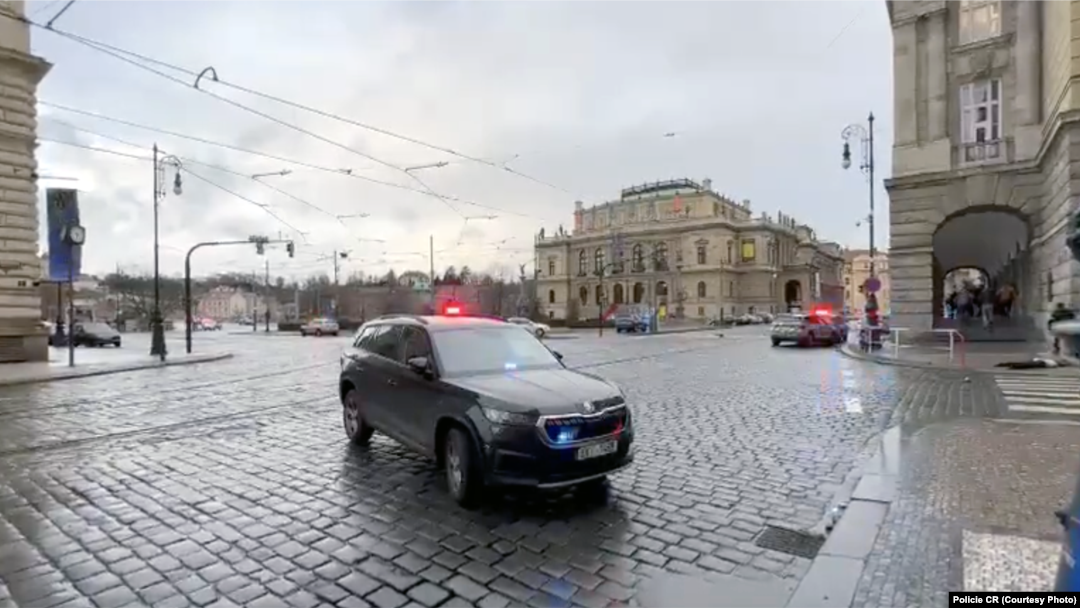 Полициски службеници обезбедуваат ја обезбедуваат областа по пукањето во центарот на Прага, Чешка, четврток, декември. 21, 2023 година.