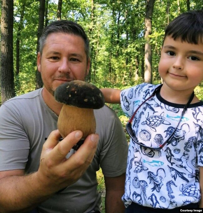 Djali më i vogël i Koposovëve, Georgiy, me babanë e tij në pyll