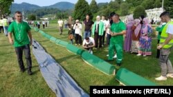 Porodice se opraštaju od žrtava srebreničkog genocida koji će biti sahranjeni u toku dana u Potočarima.