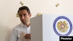 Armenia - Former Mayor Hayk Marutian votes in a local election in Yerevan, September 17, 2023.