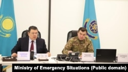 Министр по чрезвычайным ситуациям Чингис Аринов и вице-премьер-министр Канат Бозумбаев (слева) на совещании по противопаводковым мероприятиям. 3 апреля 2024 года