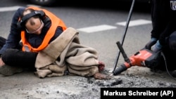 Në të kaluarën, policia gjerman është detyruar ta shkatërrojë asfaltin për t’ua shpëtuar duart protestuesve, të cilët kanë përdorur ngjitës të fortë.