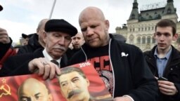 В апреле 2016 года Монсон принял участие в шествии КПРФ на Красной площади в Москве