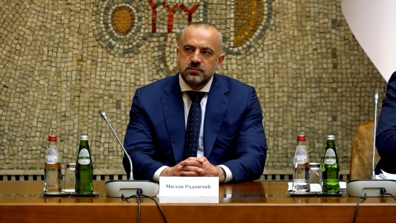 Radoiçiqi jep deklaratë në Beograd në cilësinë e qytetarit për sulmin në Kosovë