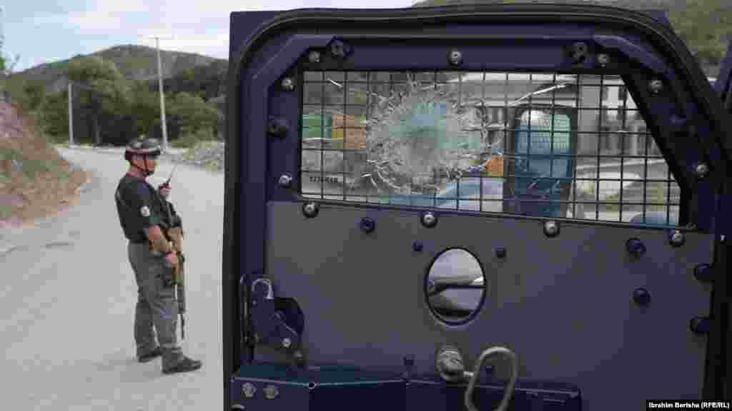 Xhami i thyer i një prej automjeteve të Policisë së Kosovës, nga sulmi me armë zjarri nga një grup sulmuesish të armatosur më 27 shtator derisa ishin duke patrulluar në veri të Kosovës. Në këtë sulm u vra zyrtari policor Afrim Bunjaku.