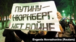 Плакат «Путіну – Нюрнберг. Ні війні» на антивоєнній акції у день початку повномасштабного вторгнення Росії до України. Москва, 24 лютого 2022 року