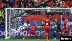 Pamje prej ndeshjes Serbi-Angli më 16 qershor.