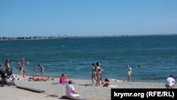 Отдыхающие на пляже. Феодосия, Крым, июль 2023 года