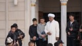 Бишкек шаарындагы Имам Сарахси атындагы борбордук мечитте бүгүнкү айт намазга 10 миңден ашуун адам чогулган. Бул жолку Айт намаз өлкөнүн бардык аймактарында мечиттерде гана окулду.