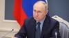 Președintele rus Vladimir Putin va participa la summitul BRICS prin intermediul unui apel video. Călătoria sa în Africa de Sud a fost complicată de un mandat de arestare emis de Curtea PenaIă Internațională, în martie, pentru răpirea copiilor din Ucraina.