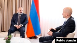 Премьер-министр Армении Никол Пашинян (слева) дает интервью CNN primanews