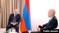 Ermenistanyň premýer-ministri Nikol Paşinýan (çepde) CNN Prima News kanalyna interwýu berýär.