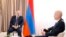 Ermenistanyň premýer-ministri Nikol Paşinýan (çepde) CNN Prima News kanalyna interwýu berýär.