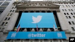 Iako je suspendovan relativno mali broj od više od 200 miliona korisnika Tvitera širom sveta, obim problema doveo je do stvaranja novog haštaga #TvitterDown zbog novih mera