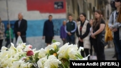 Odavanje pošte žrtvama napada u beogradskoj osnovnoj školi "Vladislav Ribnikar", dva dana nakon zločina (5. maj 2023.).