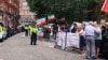 تصویری بر گرفته از ویدئو، از تجمع اعتراضی مخالفان جمهوری اسلامی در مقابل کنسولگری ایران در لندن