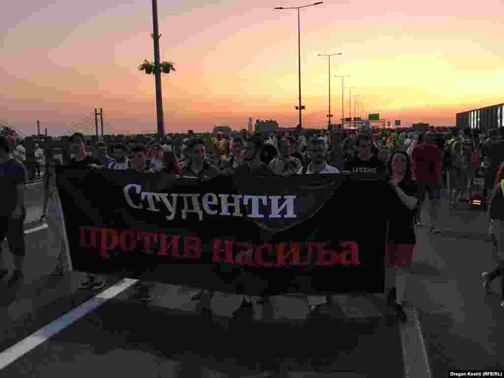 Učesnici protesta &quot;Srbija protiv nasilja&quot; su nakon šetnje centralnim ulicama Beograda i zaustavljanja kod Palate pravde blokirali autoput, 15. jul 2023.