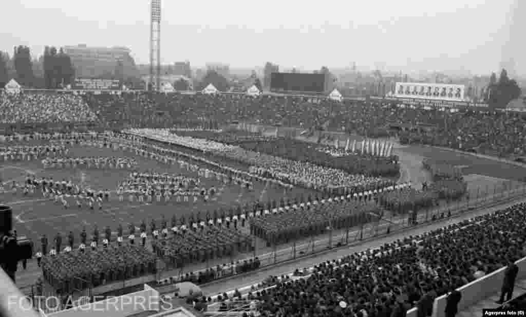 Defilările de 1 mai culminau cu coregrafii la scară largă, pe stadioane. O vedere aeriană de pe fostul stadion &bdquo;23 August&rdquo;, București, 1973.