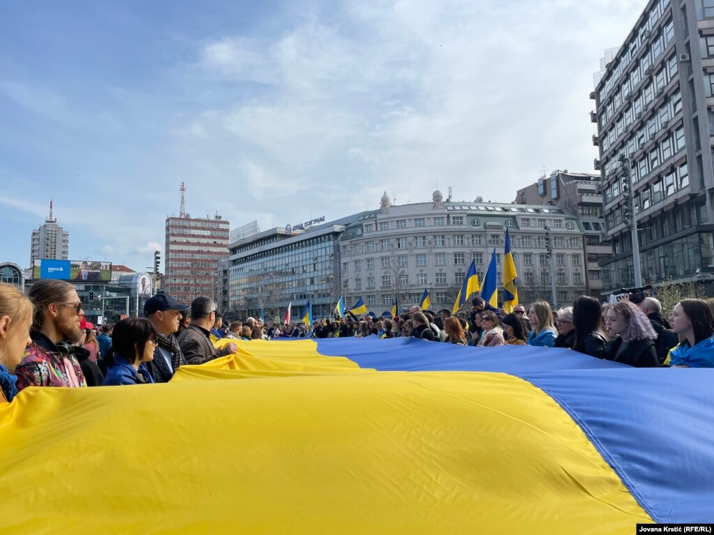 Marshuesit në Beograd shpalosën një flamur ukrainas përmasash të mëdha më 24 shkurt 2023.&nbsp;