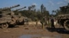 Izraelski vojnici čiste blato pored tenkova u južnom Izraelu, blizu granice s Gazom, 1. februar 2024.