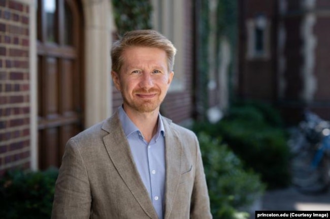 Евгений Рощин, политический теоретик, научный сотрудник Принстонского университета в США.