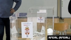 Glasačka kutija sa biračkog mesta tokom izbora održanih 17. decembra 2o23.
